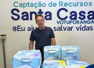 Aposentada doa centenas de fraldas para a Santa Casa de Votuporanga
