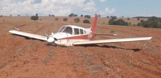 Avião de pequeno porte faz pouso forçado em Floreal