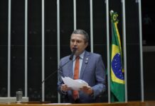 Projeto do deputado Fausto Pinato prevê penas mais rígidas para ostentação de fuzis e armas de guerra