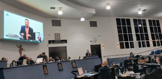 Emerson Pereira culpa oposição por protestos e desabafa: “uma senhora de mais de 70 anos mandou eu para o inferno”