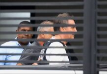 Bolsonaro recebe alta e chega em casa para cumprir prisão domiciliar