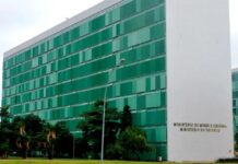 Governo pede à Aneel adiamento de reajustes de energia em março