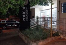 Homem agride ex por não aceitar fim do relacionamento, foge da polícia e invade igreja