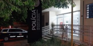 Homem agride ex por não aceitar fim do relacionamento, foge da polícia e invade igreja