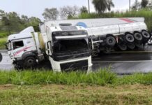 Acidente entre duas carretas e dois carros causa interdição da BR-153