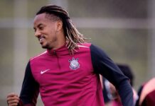 Carrillo é poupado de treino, mas não preocupa no Corinthians