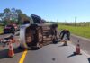 Motorista e passageiras ficam feridas após carro capotar e atingir carreta na BR-153