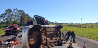 Motorista e passageiras ficam feridas após carro capotar e atingir carreta na BR-153