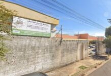 Criança de 4 anos é encontrada sozinha após escola fechar em Birigui