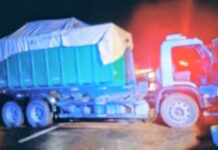 Caminhão com trator furtado em Sales atinge viatura da PM após perseguição em Jaú