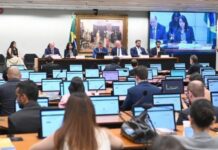 Pedido de vista adia análise da PEC da escala 6×1 na CCJ da Câmara