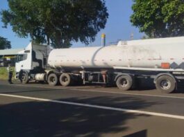 Fiscalização flagra transporte irregular de resíduo de petróleo na Rodovia Euclides da Cunha