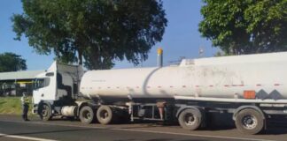 Fiscalização flagra transporte irregular de resíduo de petróleo na Rodovia Euclides da Cunha