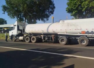 Fiscalização flagra transporte irregular de resíduo de petróleo na Rodovia Euclides da Cunha