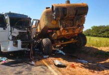 Acidente entre trator e caminhão causa vazamento de óleo diesel em estrada vicinal