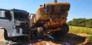 Acidente entre trator e caminhão causa vazamento de óleo diesel em estrada vicinal