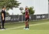 Memphis Depay e Gui Negão realizam atividades em campo no CT