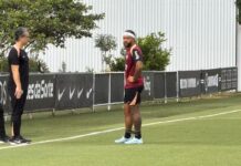 Memphis Depay e Gui Negão realizam atividades em campo no CT