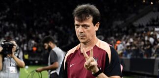 Diniz exalta vitória do Corinthians e explica repetição do time: “Jogador não é só osso e músculo”