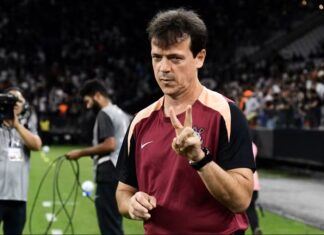 Diniz exalta vitória do Corinthians e explica repetição do time: “Jogador não é só osso e músculo”