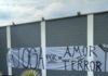 Torcida do Corinthians pendura faixas de protesto no CT Joaquim Grava: “Elenco vagabundo”