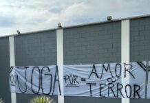 Torcida do Corinthians pendura faixas de protesto no CT Joaquim Grava: “Elenco vagabundo”