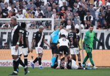 Apoio e recuperação: elenco do Corinthians conversa com André após nova expulsão
