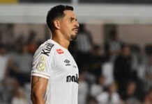 Torcedores do Santos protestam na Vila Belmiro, e Lucas Veríssimo diz: “Tem que cobrar mesmo”