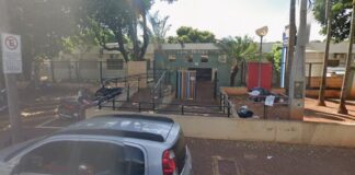 Mãe atrasa para buscar os filhos, agride servidores e acaba na delegacia em Votuporanga