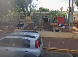 Mãe atrasa para buscar os filhos, agride servidores e acaba na delegacia em Votuporanga