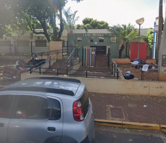 Mãe atrasa para buscar os filhos, agride servidores e acaba na delegacia em Votuporanga