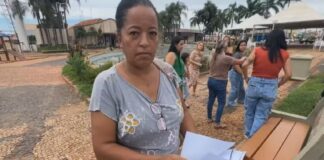 Mães de alunos protestam após bebê de 1 ano voltar da creche com hematomas e fratura no nariz