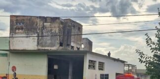 Drone flagra corpo em decomposição em laje de prédio abandonado