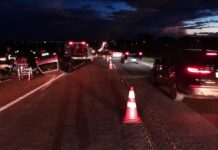 Idoso perde controle da direção, carro bate em canaleta e capota formando congestionamento na BR-153