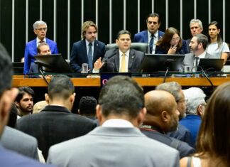 Congresso derruba vetos de Lula a projeto que reduz penas de Bolsonaro e condenados pelo 8 de Janeiro