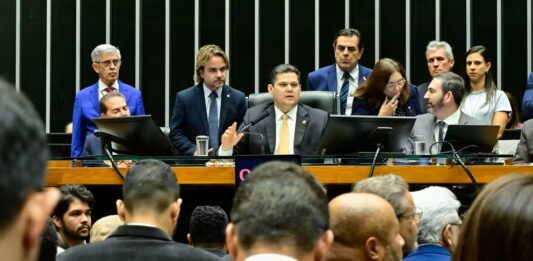 Congresso derruba vetos de Lula a projeto que reduz penas de Bolsonaro e condenados pelo 8 de Janeiro
