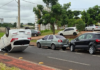 Motorista perde o controle e carro capota na Avenida Mário Pozzobon
