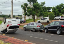 Motorista perde o controle e carro capota na Avenida Mário Pozzobon