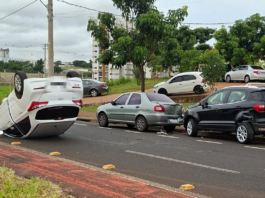 Motorista perde o controle e carro capota na Avenida Mário Pozzobon