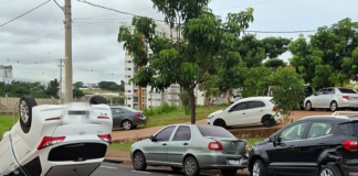 Motorista perde o controle e carro capota na Avenida Mário Pozzobon