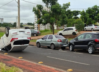 Motorista perde o controle e carro capota na Avenida Mário Pozzobon