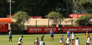 Dorival ganha opções e comanda treino em campo reduzido