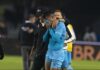Gabriel Menino deixa jogo do Santos na maca, chora e vira preocupação para Cuca