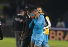 Gabriel Menino deixa jogo do Santos na maca, chora e vira preocupação para Cuca