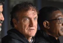 Cuca diz que “falta malandragem” ao Santos e cobra reforços: “Não temos elenco para três frentes”