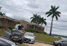 Motorista passa mal e carro atravessa muro de condomínio em Rio Preto