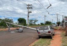 7 colisões de veículos contra postes da rede de energia são registradas por dia pela Neoenergia Elektro