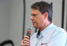 Tarcísio diz não enxergar espaço para terceira via e reforça apoio a Flávio