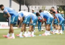 Ancelotti repete time, observa variações e trabalha bola parada