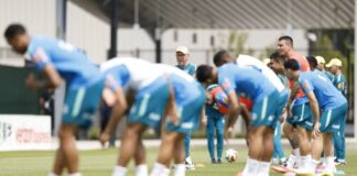 Ancelotti repete time, observa variações e trabalha bola parada